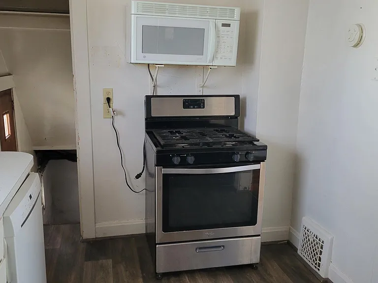 1720 Davis Ave — Photo 3