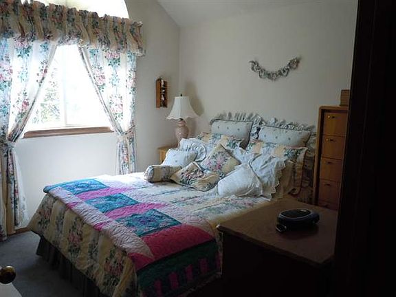 5th image of 419 N Mitchell Ct