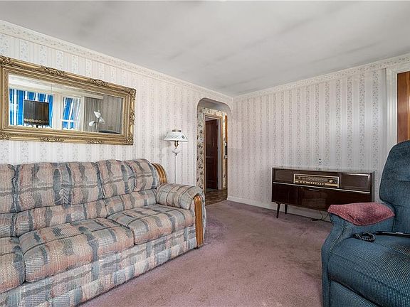 4th image of 28 Anthony Dr