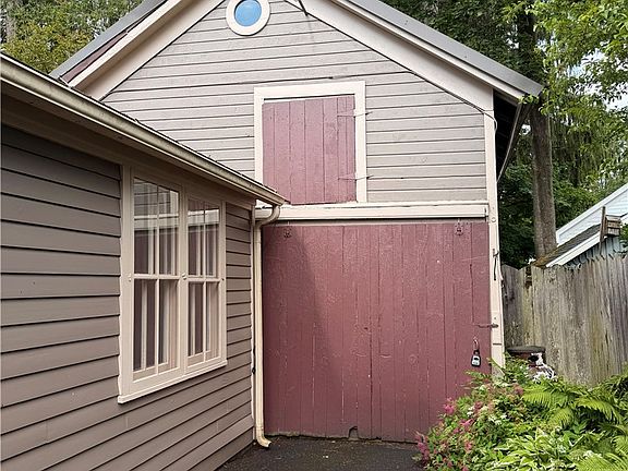 5th image of 18 Eagle St
