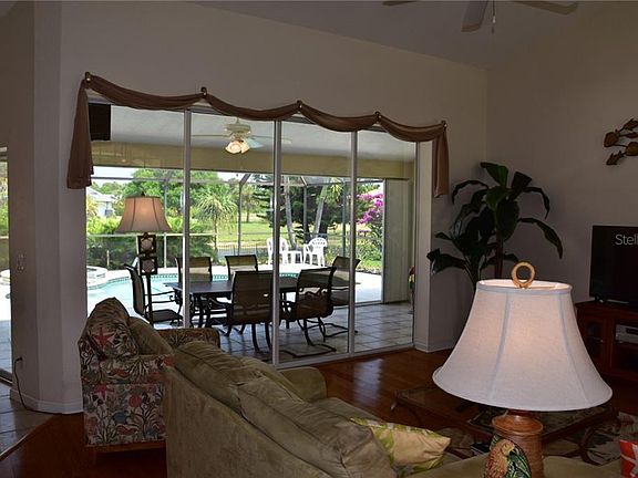 5th image of 765 Rotonda Cir