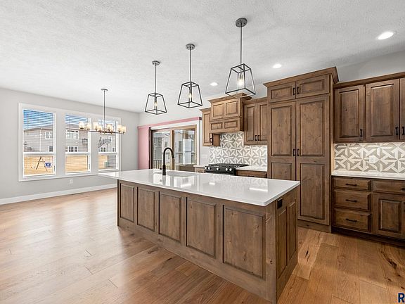 5th image of 204 N Autumnwood Ct