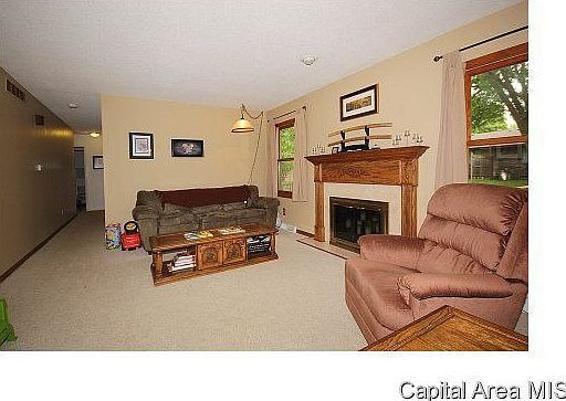 4th image of 320 Astoria Rd