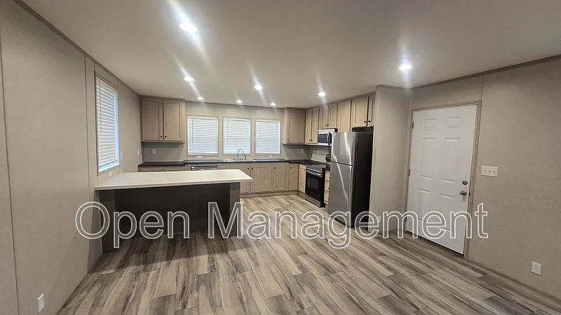 3 bed, 2.0 bath, 2025 sqft, $1,179 — Photo 4