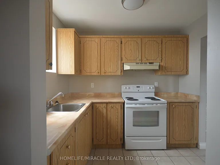 64 Holland St W #1 — Photo 7