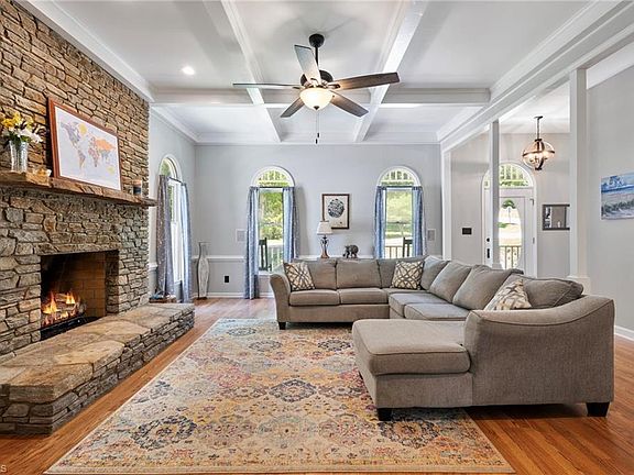 4th image of 1544 Chimney Rock Dr