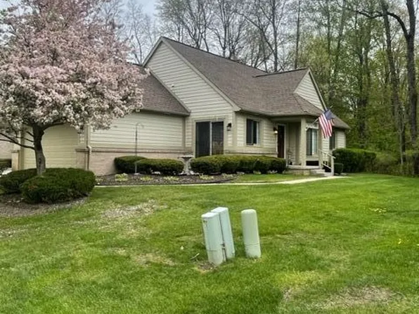 2744 Maple Forest Dr, Wixom, MI 48393