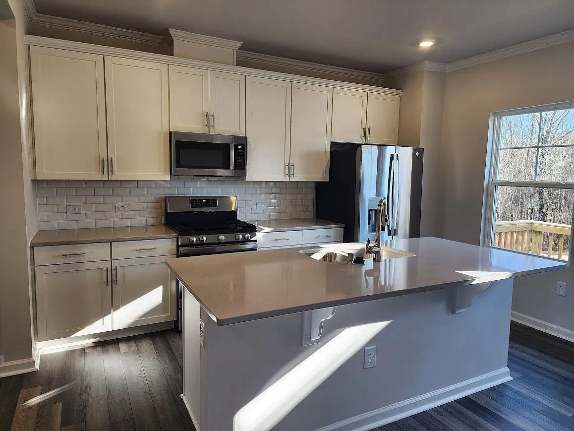 4 bed, 3.5 bath, 2410 sqft, $2,195 — Photo 4