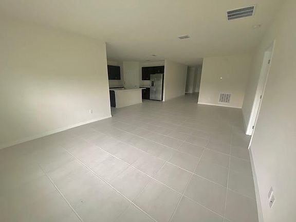 5th image of 3992 Fescue St