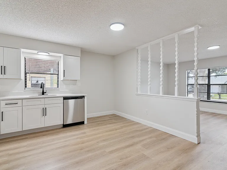 145 E Towne Pl — Photo 6