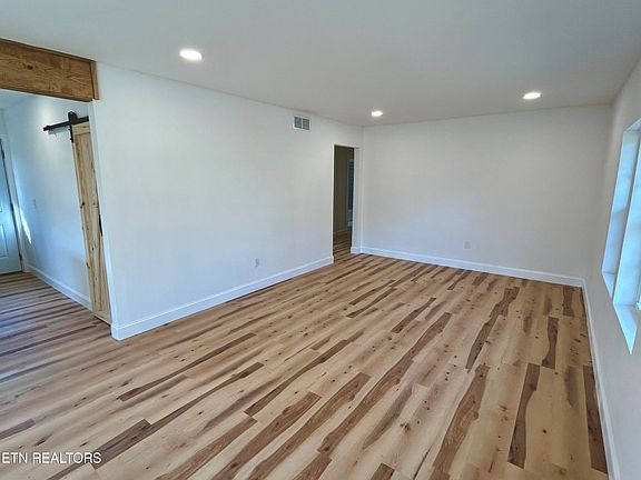 5th image of 654 Lakeshore Dr