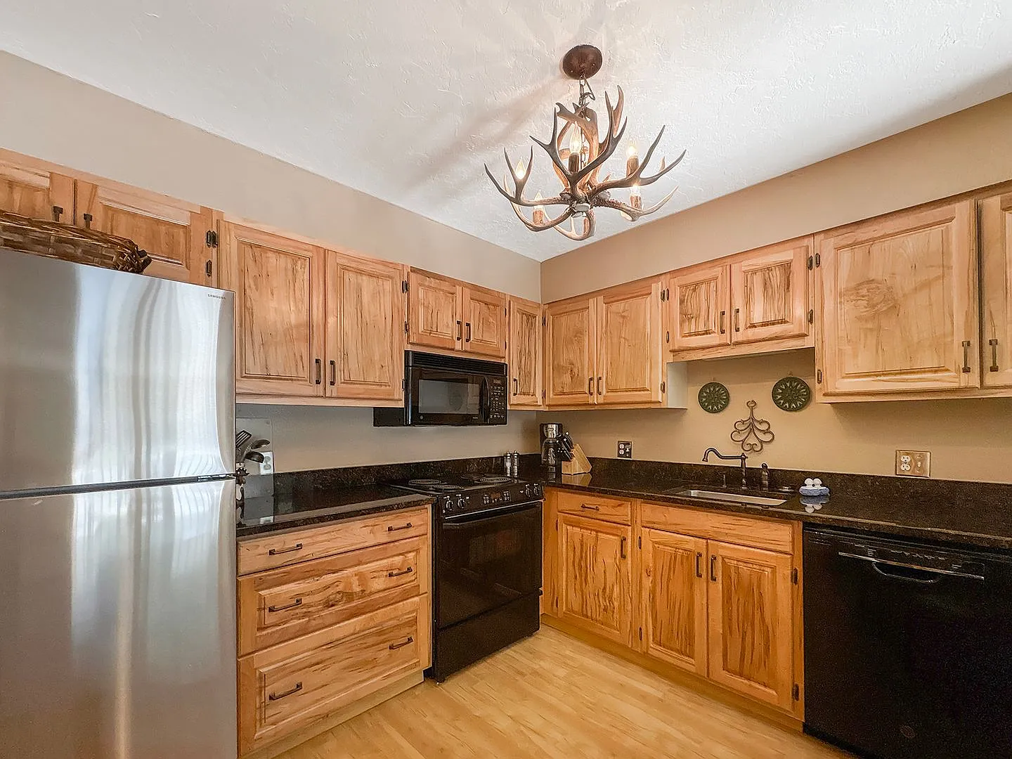 Winter rental 5-6 month lease! Hot tub! Walk to town! Garage parking! — Photo 3