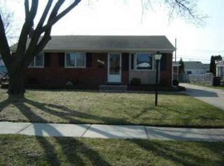 40589 Pickett Rdg, Sterling, MI 48313