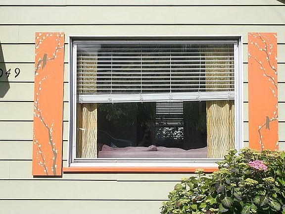 Look at that stylish design painted on those shutters.