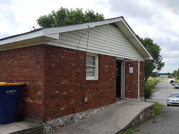 3rd image of 302 Coombs Dr