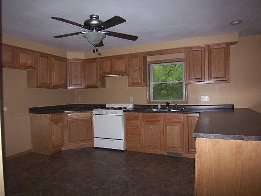 3rd image of 412 East Ct