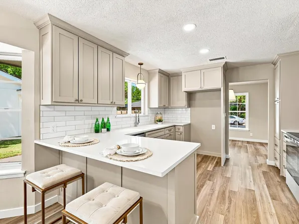 305 Brookview Dr, Hurst, TX 76054