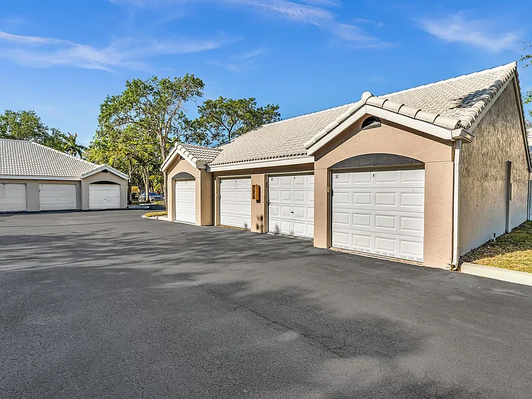 2881 N Oakland Forest Dr #112 — Photo 50