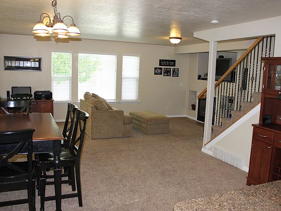 Great room w/ gas fireplace