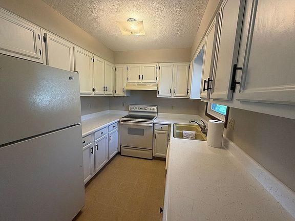 3rd image of 225 W Lyons St