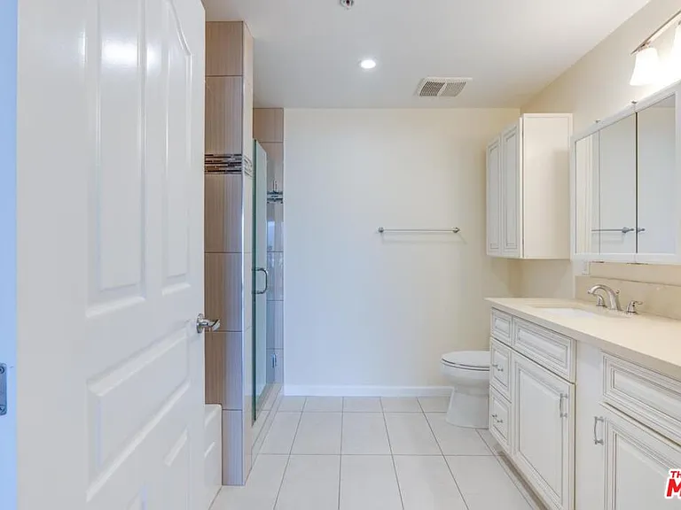 155 S Oxford Ave #506 — Photo 16