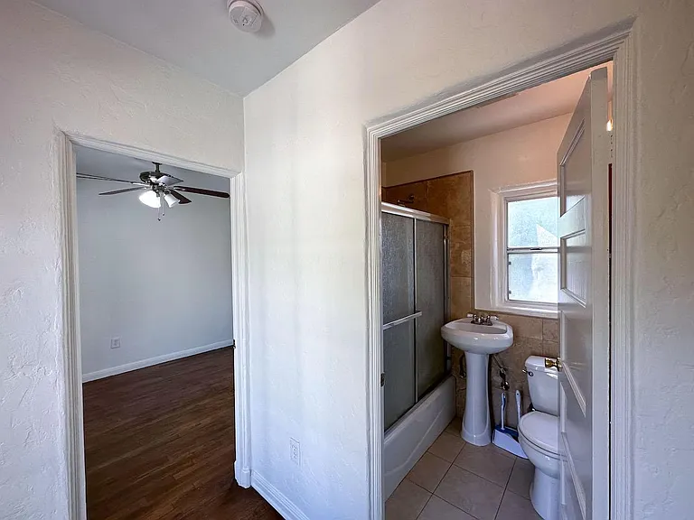 393 N Baldwin Ave — Photo 17