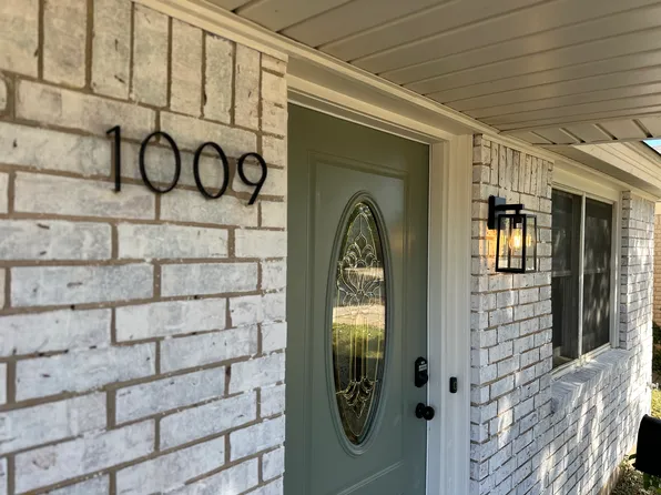 1009 NW 1st St, Moore, OK 73160