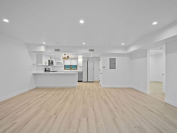 5th image of 11474 Moorpark St #2