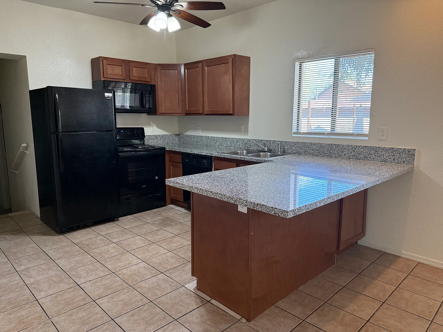 5 bed, 1432 sqft, $3,575 — Photo 3