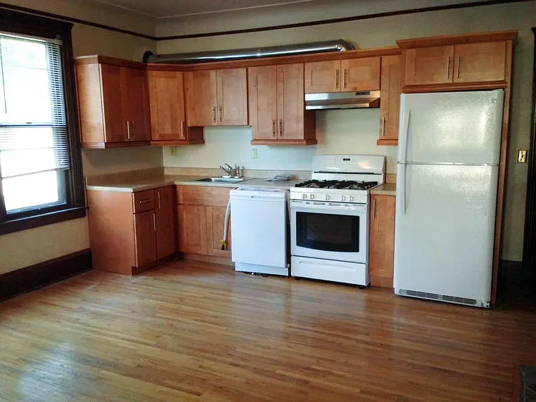 330 4th St NE #1 — Photo 4