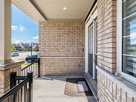 3rd image of 781 Gilmour Cres