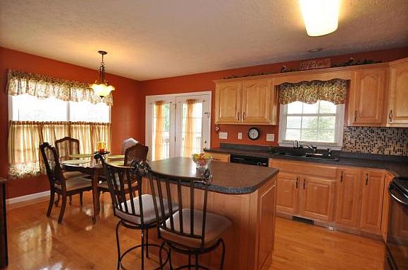 3rd image of 213 Fox Meadows Dr