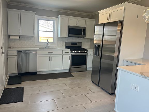 4th image of 1329 Fowler Ave