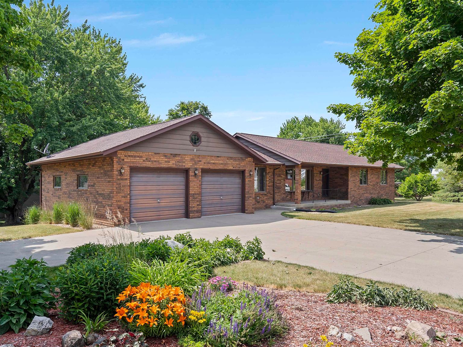 354 1st St S, Winthrop, IA 50682 Zillow