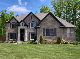 10390 N Loma Cir #231, Grosse Ile, MI 48138