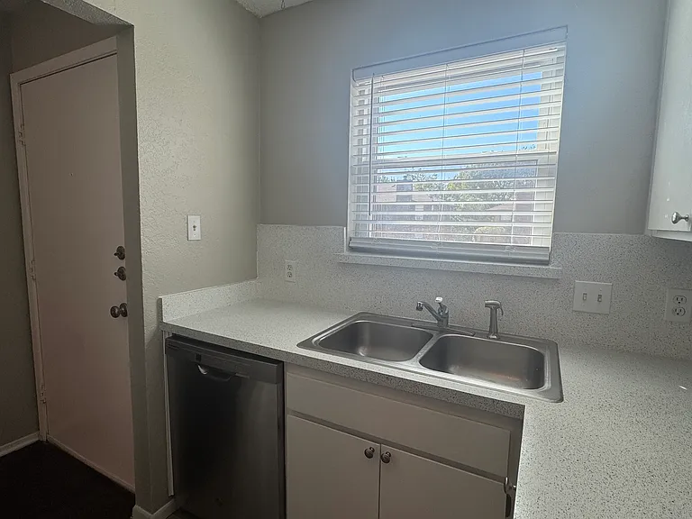 3813 Coates Cir — Photo 5