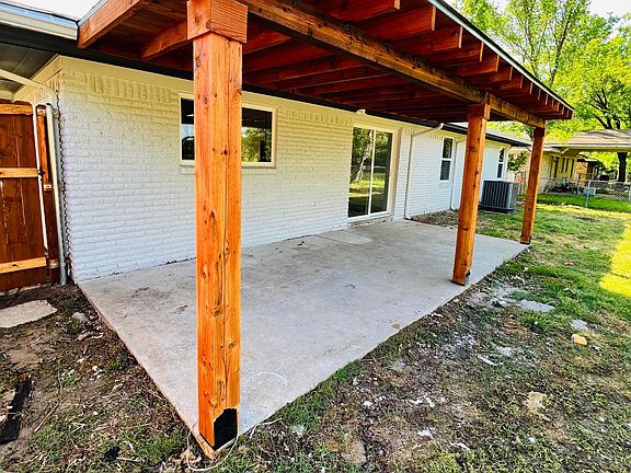2nd image of 1422 Mockingbird Ln