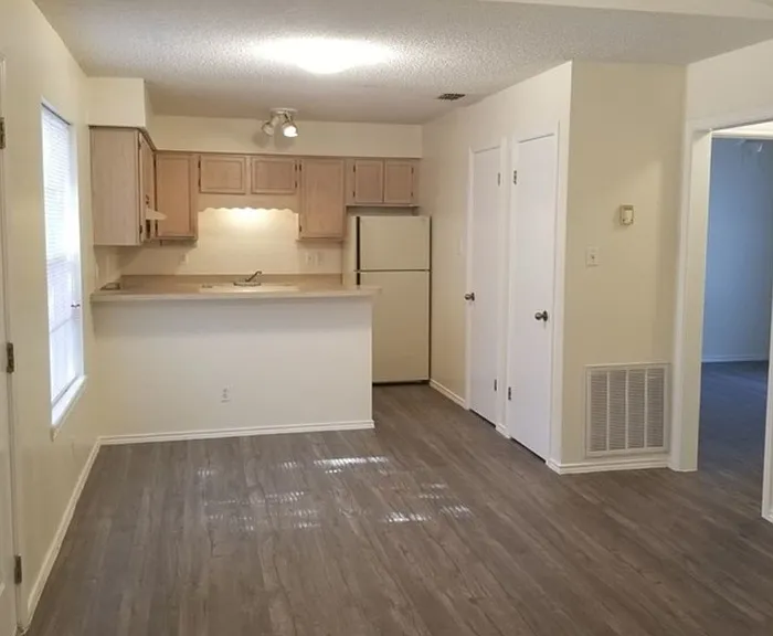 2217 E Grimes St #6 — Photo 3