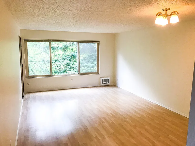 1821 E Thomas St — Photo 3