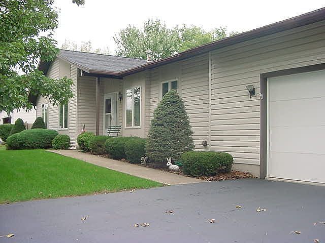 1st image of 4 Hickory Ln