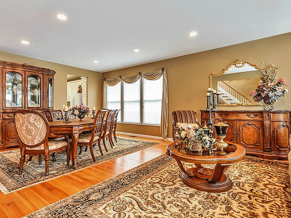 5th image of 301 Carnation Dr