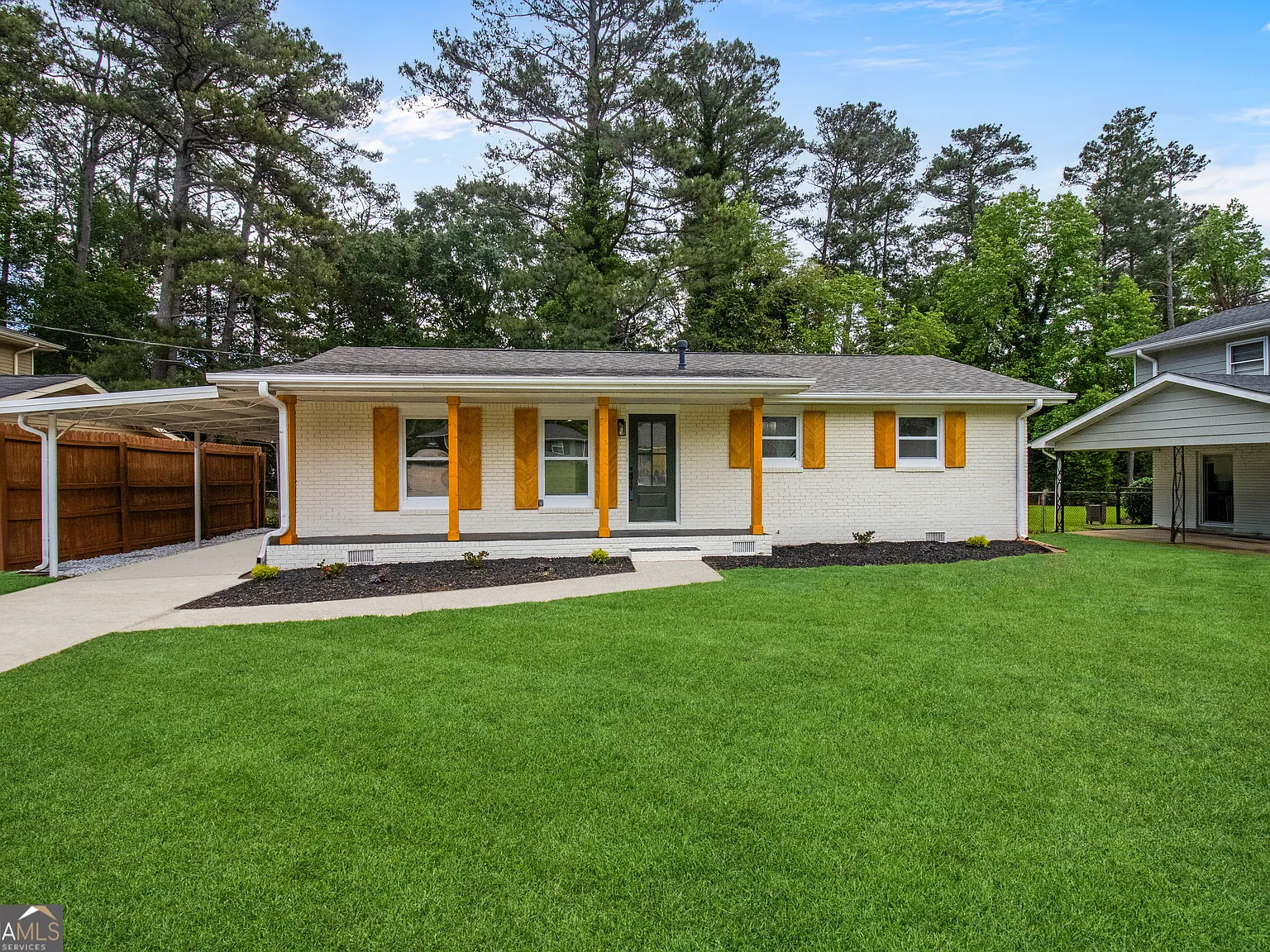 3 bed, 2.0 bath, 1215 sqft, $2,000 — Photo 2