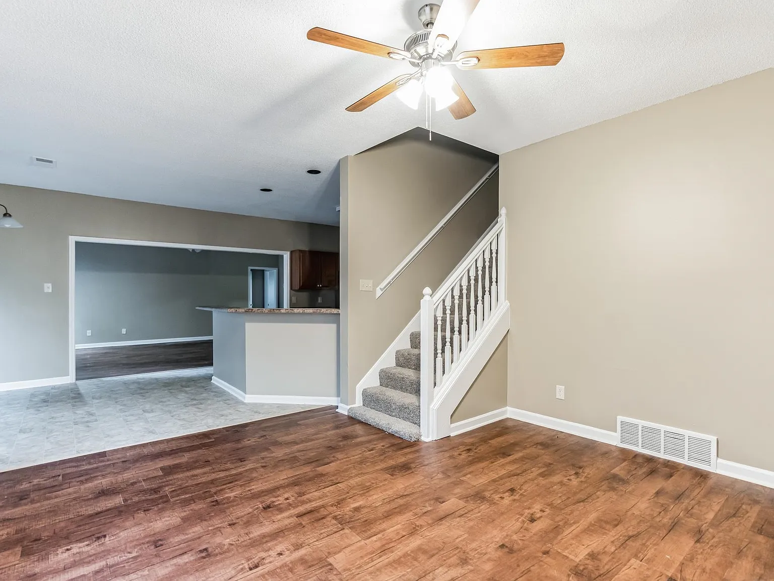 3 bed, 2256 sqft, $1,975 — Photo 3
