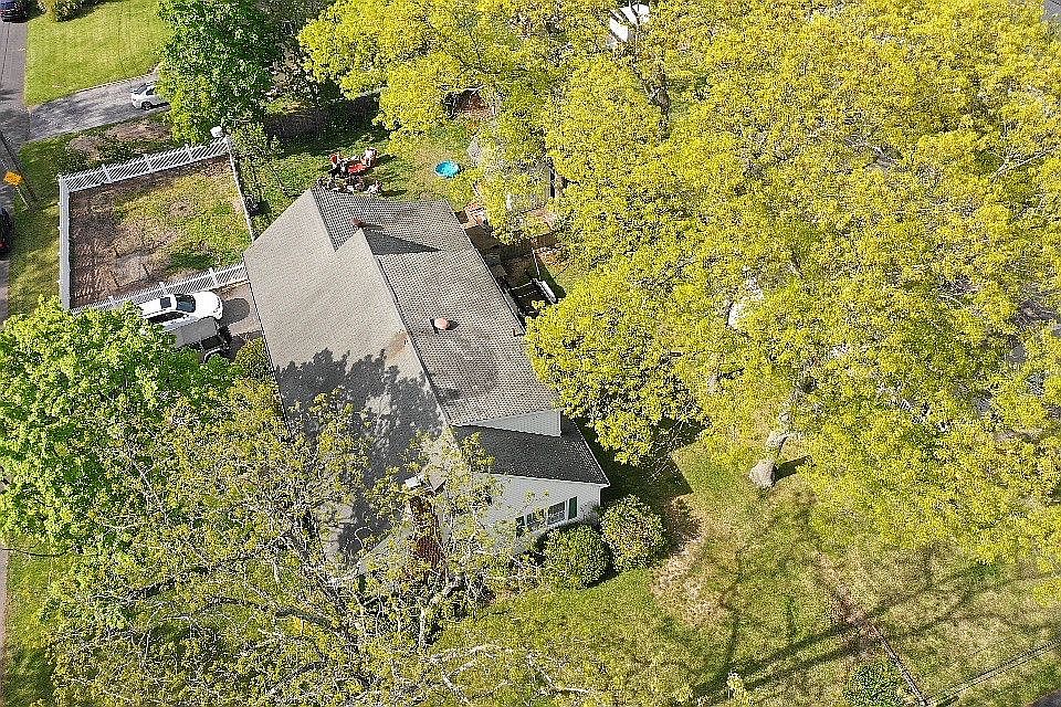 2nd image of 51 Shore Rd