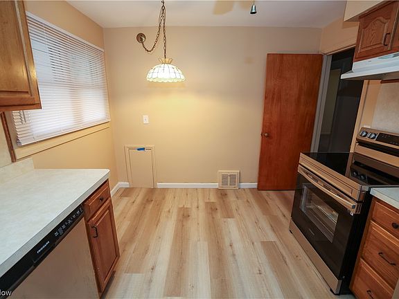 5th image of 841 E 218th St
