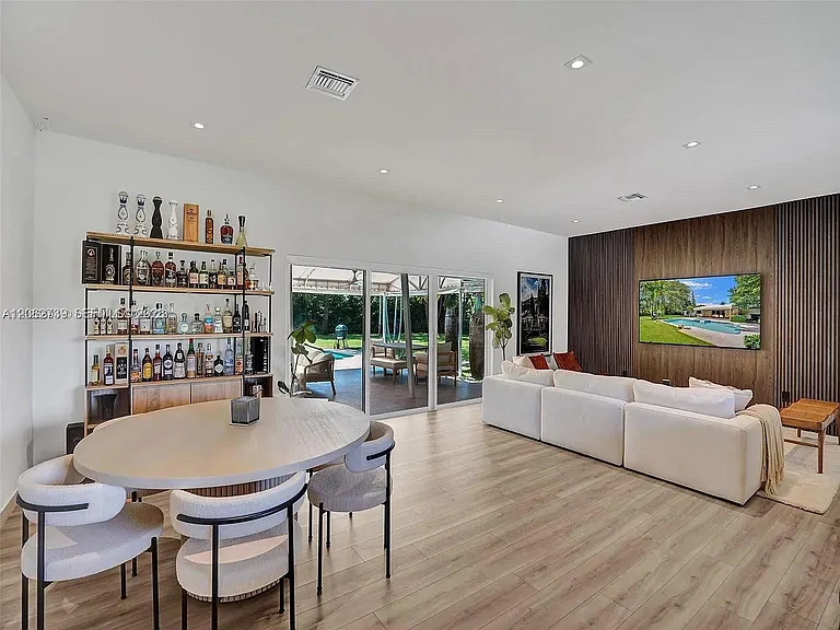 5705 SW 60th Ave — Photo 16