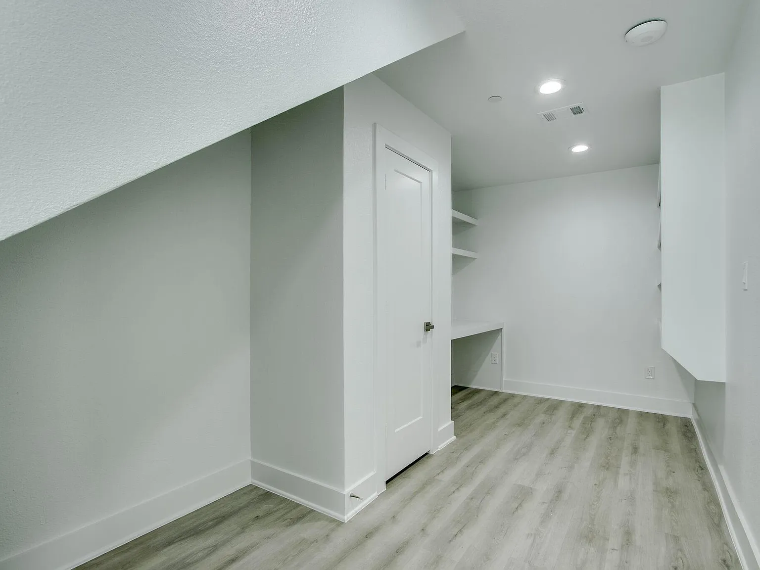 3 bed, 3.5 bath, 2326 sqft, $3,400 — Photo 3