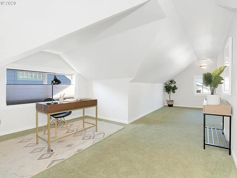upstairs bonus/bedroom