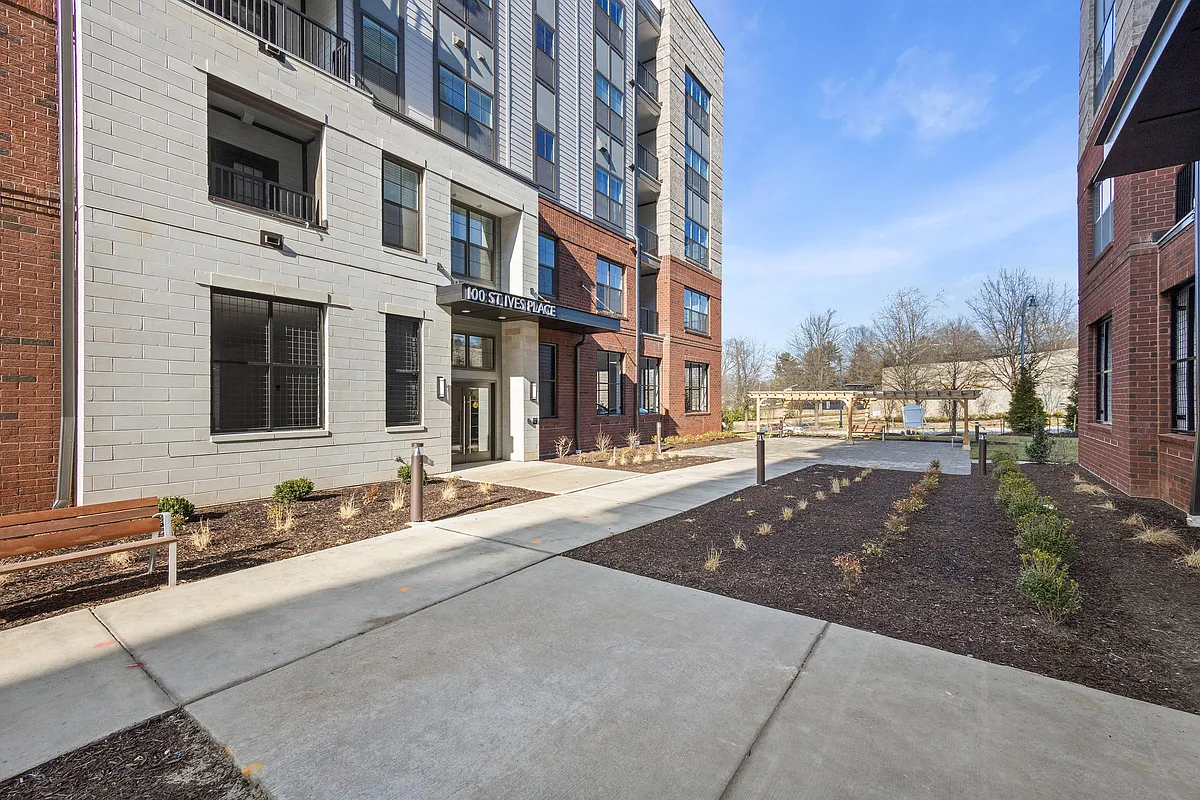Building Photo - 100 Saint Ives Pl #304