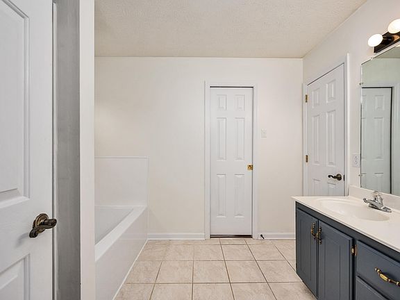 5th image of 404 Fellers Ln